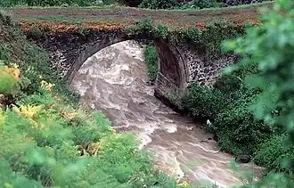 La rivière Azat et le pont du XIe&nbsp;siècle.