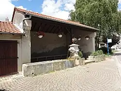 Fontaine et abri.