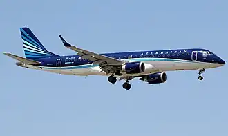 L'Embraer 190 impliqué dans l'accident (4K-AZ65), photographié à l'aéroport d'Antalya en 2016, huit ans avant l'accident