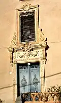 Maison avec ornementation en terre cuite.