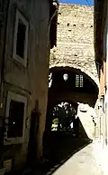 Porte dans le rempart.