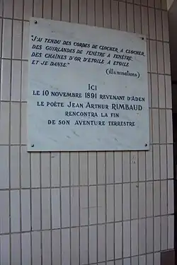 La plaque contient un extrait d'un poème de Rimbaud suivit de la mention : "Ici le 10 novembre 1891 revenant d'Aden le poète Jean Arthur Rimbaud rencontra la fin de son aventure terrestre