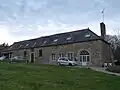 Château de la Ville-Chevalier : le bâtiment des écuries.