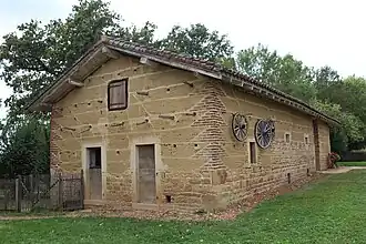 Bâtiment du four, des soues à cochons et du poulailler.