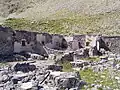 Bâtiments en ruines du casernement défensif.