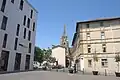 Un bâtiment de 2009 à gauche, la cathédrale Sainte-Marie de Bayonne au centre et l'ancien couvent de Sainte-Claire à droite.