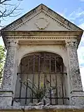 Détail des pilastres et du chapiteau.