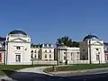 Vue des pavillons d'entrée depuis la route (sept.&nbsp;2006)
