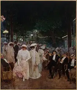 Groupe d'hommes et de femmes rassemblés sur une place la nuit, une guirlande lumineuse éclairant le ciel.