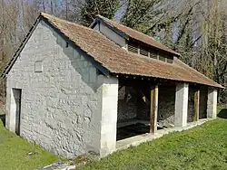 Lavoir couvert.