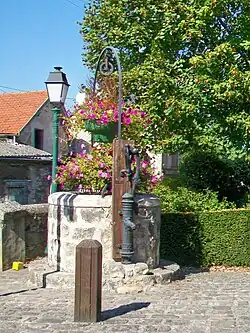 Vieux puits et pompe.