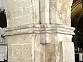 Tailloir d'un pilier au sud ; au centre, culot de l'ogive.