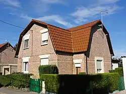 Des habitations groupées par deux.