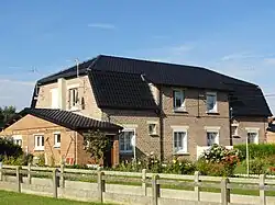 Des habitations groupées par quatre.