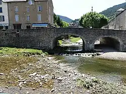 Le Béthuzon (en face) conflue  avec la Jonte (venant de la gauche).