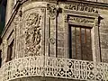 Façade d'un immeuble près du théâtre sur la rive gauche.