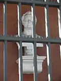 Buste de Karl von Müffling derrière une grille en acier (2013)