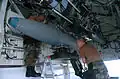 Des armuriers américains installent des bombes dans la soute d'un B-2A Spirit.