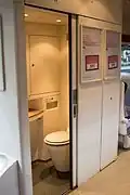 Les toilettes, aménagées pour les personnes handicapées.