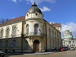 Vue rapprochée d'une des tours du bâtiment.