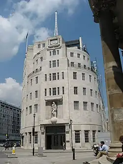 Photo de la face de la Broadcasting House où se situe l'entrée.