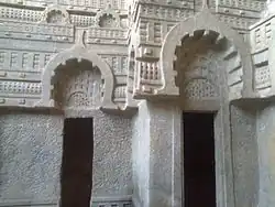 Portes décorées d'arcs gavaksha.