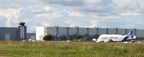 Le BELUGA devant l'Aérogare de Saint Nazaire.