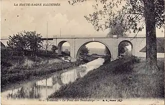 Le Pont du Tramway de Vesoul à Vesoul, au-dessus de la ligne Paris - Bâle et de la dérivation de la rivière Colombine.