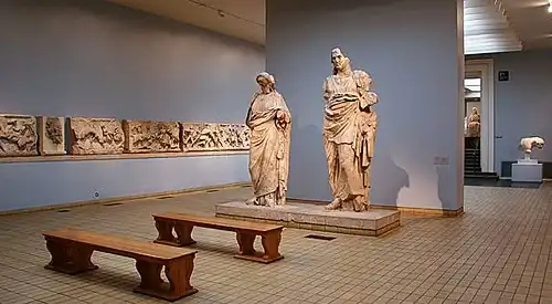 Salle no&nbsp;21 : le mausolée d'Halicarnasse, une des Sept Merveilles du monde, vers le milieu du IVe&nbsp;siècle&nbsp;av. J.-C.