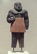 Monstre humanoïde. Nord de l'Afghanistan, Bactriane, 2500-2000. Chlorite, calcite, or et fer, H. 10 cm. Metropolitan Museum of Art.