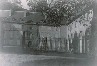 Salle des fêtes du château de Theix qui accueillit une partie des ouvrages de la BNU lors de son transfert en 1939.