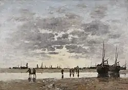 Des pêcheurs rentrant de la pêche évoluent le long de la grève où reposent des bateaux à voile échoués.