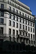 Ancienne banque de Paris et des Pays-Bas (rues de la Chancellerie 17-17a et rue des Colonies 29-31 à Bruxelles, 1909-1911)  : nouvelle aile d'entrée à toiture mansardée et belvédère (rue des Colonies 31)