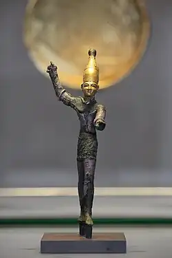 Statuette en bronze et or de Baal brandissant le foudre, XIVe&nbsp;siècle-XIIe&nbsp;siècle&nbsp;av. J.-C., trouvée à Ras Shamra, musée du Louvre.