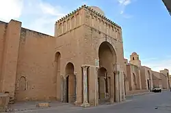 Photographie du porche de Bab Lalla Rihana, l'entrée la plus remarquable et la plus imposante de la mosquée, datant de la fin du XIIIe&nbsp;siècle.