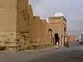 Vue du mur oriental (depuis l'extrémité sud) et du porche de Bab Lalla Rihana. Celui-ci est coiffé d'une coupole blanche.