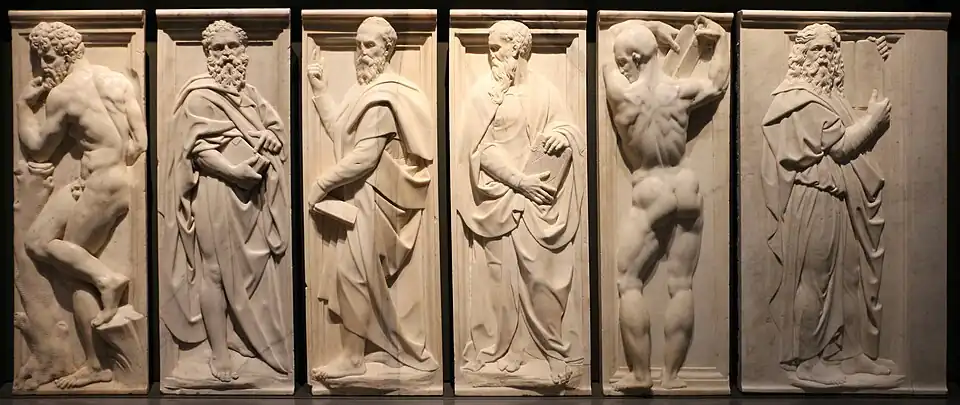 Bas-relief de personnages masculins dans le chœur de Santa Maria Del Fiore par Baccio Bandinelli.