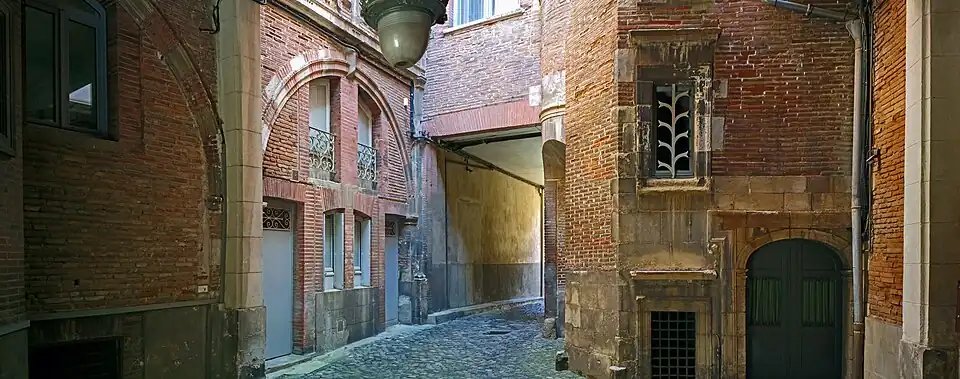 Vue d'ensemble de la première cour.