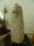 Statue bétyle, guerrier coiffé d'un heaume avec crête de source nuragique, Viddalba (conservée au musée Sanna).