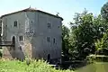 La façade est et amont du moulin et le Dropt (août&nbsp;2011)
