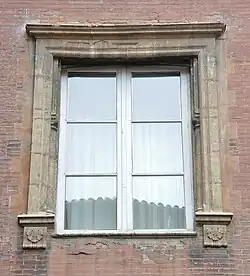 Fenêtre de l'hôtel de Bagis, premier étage.