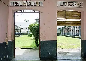 Porte des relégués et porte des libérés.