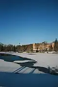 Le lac enneigé.