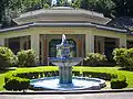 Fontaine thermale devant les Thermes