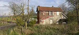 Ancienne gare de Bouzanville - Boulaincourt, côté de jardin avec passage à niveau.
