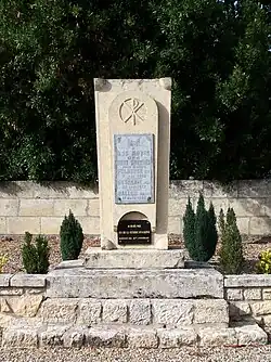 Le monument aux morts à proximité de la mairie (août&nbsp;2012).