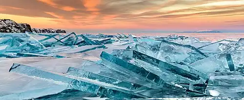 Surface cassée de la glace.