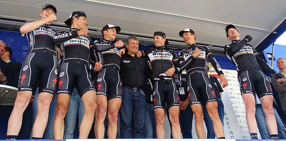 L'équipe Verandas Willems, constituée de Stef Van Zummeren, Olivier Pardini, Christophe Prémont, du directeur sportif Gautier De Winter, Gaëtan Bille, Dimitri Claeys et Joeri Calleeuw, remporte le contre-la-montre par équipes de la 1re&nbsp;étape du Paris-Arras Tour 2015.