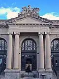 Entrée et fronton.