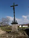 Croix de mission de 1886 près de la chapelle.